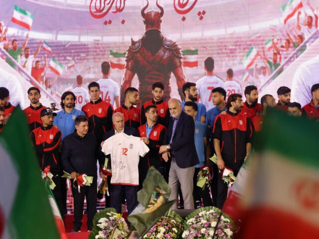 Multidões se reúnem em Teerã para expulsar seleção iraniana da Copa do Mundo
