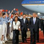 Mundo assiste à chegada de Trump a Pequim