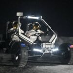 Um projeto conceitual artístico do Veículo Terreno Lunar da NASA, que pode ser tripulado ou desenroscado, projetado para estabelecer a base para a mobilidade sustentada na superfície.