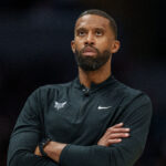 O Charlotte Hornets concedeu ao técnico Charles Lee uma extensão de contrato na quinta-feira, após uma temporada da NBA em que o time melhorou seu total de vitórias em 25 jogos.