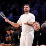 Luka Doncic disse na quarta-feira que recebeu injeções de plasma rico em plaquetas na Espanha, enquanto a estrela do Los Angeles Lakers tenta acelerar seu cronograma de oito semanas para retornar da lesão no tendão da coxa que o afastou da NBA desde o início de abril.