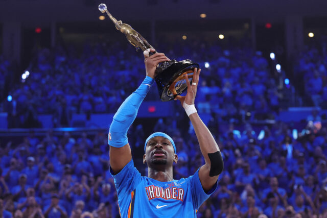 NBA: Shai Gilgeous-Alexander recebe troféu de MVP antes do jogo Prêmio Shai Gilgeous-Alexander MVP antes dos playoffs da NBA West Finals, jogo 1 Thunder vs Spurs