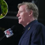 O comissário da NFL, Roger Goodell, fala ao microfone com o logotipo da NFL.