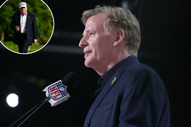 O comissário da NFL, Roger Goodell, fala ao microfone com o logotipo da NFL.