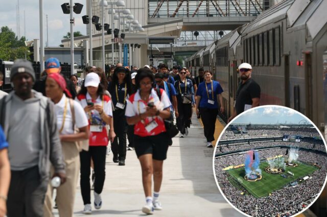 Pessoas chegando na plataforma do trem do estádio.
