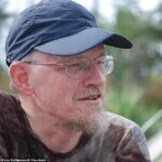 O ornitólogo Leo Schilperoord, 70 anos, embarcou no MV Hondius com sua esposa depois de fazer uma viagem fatídica a um aterro sanitário na Argentina, onde foram observar pássaros