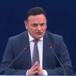 David Casa discursando no Parlamento Europeu opondo-se às medidas fiscais de jogos de azar online da UE que afetam os operadores da indústria de jogos de Malta