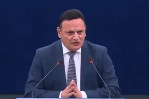 Nacionalistas prometem veto a Malta contra a proposta de imposto David Casa discursando no Parlamento Europeu opondo-se às medidas fiscais de jogos de azar online da UE que afetam os operadores da indústria de jogos de Malta