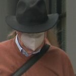 Um ex-padre supostamente pego tentando conseguir um menino de 14 anos para sexo online em uma operação policial uma semana antes do Natal, saiu do tribunal usando um chapéu estilo Akubra e uma máscara facial. Guy Norman Hartcher não respondeu às perguntas enquanto passava pelos jornalistas que esperavam, empurrados para fora do tribunal.