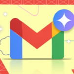 Uma mulher sentada em um sofá usando o telefone, cercada pelos logotipos do Gmail, Drive, Docs, YouTube e Gemini.