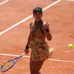 Naomi Osaka, do Japão, reage ao jogar contra Donna Vekic, da Croácia, durante a partida de tênis individual feminino da segunda rodada do torneio de tênis do Aberto da França em Paris, quinta-feira, 28 de maio de 2026.