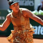 Naomi Osaka se diverte com a moda no Aberto da França. Ela terá que vencer novamente para continuar brincando de vestir-se