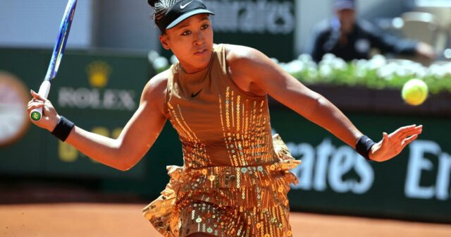 Naomi Osaka se diverte com a moda no Aberto da Naomi Osaka se diverte com a moda no Aberto da França. Ela terá que vencer novamente para continuar brincando de vestir-se