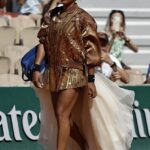 Para o confronto do segundo turno contra Donna Vekic, Osaka saiu com uma saia bege esvoaçante presa na parte de trás do vestido e uma jaqueta de aquecimento que combinava com o vestido.