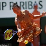 Naomi Osaka impressionou os fãs ao competir na primeira rodada do Aberto da França com um vestido Nike dourado personalizado