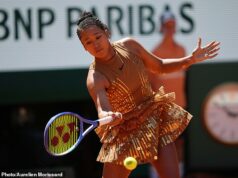 Naomi Osaka surpreende os espectadores no Aberto da França ao revelar um vestido Nike dourado personalizado e uma roupa feita com recortes de suas velhas roupas de tênis Naomi Osaka impressionou os fãs ao competir na primeira rodada do Aberto da França com um vestido Nike dourado personalizado