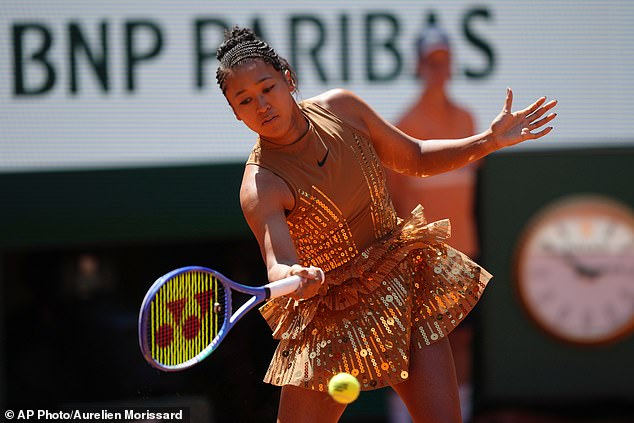 Naomi Osaka surpreende os espectadores no Aberto da França ao Naomi Osaka impressionou os fãs ao competir na primeira rodada do Aberto da França com um vestido Nike dourado personalizado