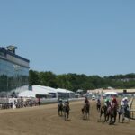 Uma visão geral dos cavalos correndo em uma corrida eliminatória antes do 151º Preakness Stakes em Laurel Park em 16 de maio de 2026 em Laurel, Maryland. Pela primeira e única vez, Laurel Park sediará o Preakness Stakes que é a segunda corrida da joia da Tríplice Coroa devido à tradicional sede da corrida do Pimlico Race Course passar por reformas completas.