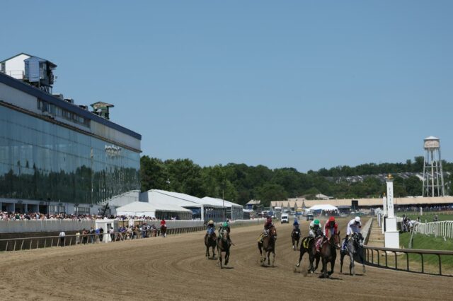 Napoleon Solo avança para vencer o Preakness Stakes de 2026 Uma visão geral dos cavalos correndo em uma corrida eliminatória antes do 151º Preakness Stakes em Laurel Park em 16 de maio de 2026 em Laurel, Maryland. Pela primeira e única vez, Laurel Park sediará o Preakness Stakes que é a segunda corrida da joia da Tríplice Coroa devido à tradicional sede da corrida do Pimlico Race Course passar por reformas completas.