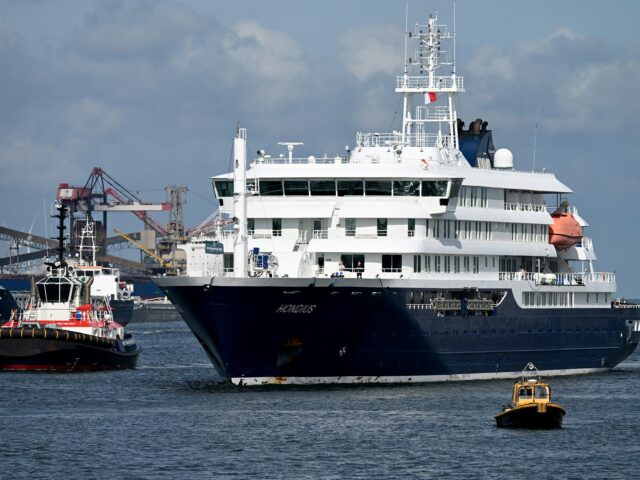 Navio de cruzeiro atingido por hantavírus atraca na Holanda
