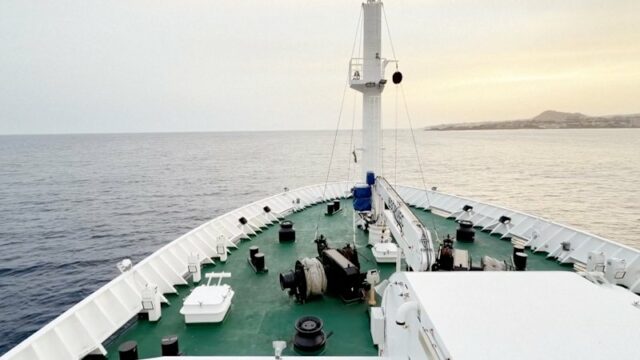 O MV Hondius está atualmente ancorado ao largo da Praia, Cabo Verde. 