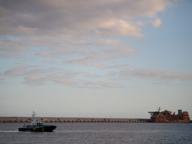 Navio de cruzeiro atingido por surto de hantavírus chega a Tenerife
