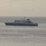 De acordo com vários sites de rastreamento de navios online, o navio está preso no porto da Praia, capital de Cabo Verde, há pelo menos 24 horas.