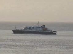 Navio de cruzeiro condenado pede para descarregar mais dois passageiros doentes nas remotas ilhas de Cabo Verde depois que três morreram de hantavírus transmitido por ratos De acordo com vários sites de rastreamento de navios online, o navio está preso no porto da Praia, capital de Cabo Verde, há pelo menos 24 horas.