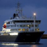 O navio de cruzeiro MV Hondius chega ao porto de Granadilla de Abona após ser afetado por um surto de hantavírus, em Tenerife, Espanha, 10 de maio