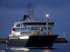 Navio de cruzeiro infectado pelo hantavírus chega a Tenerife apesar dos protestos – enquanto as autoridades se preparam para evacuar os passageiros e levá-los para casa para quarentena O navio de cruzeiro MV Hondius chega ao porto de Granadilla de Abona após ser afetado por um surto de hantavírus, em Tenerife, Espanha, 10 de maio
