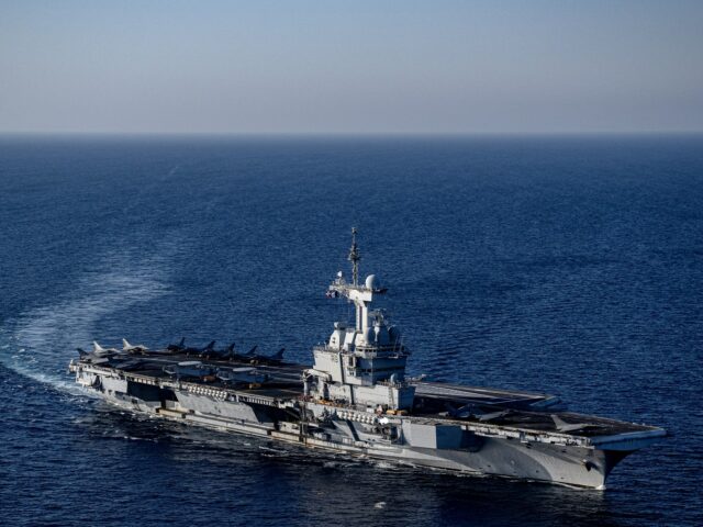 Navio de guerra francês avança em direção a Ormuz para possível missão defensiva
