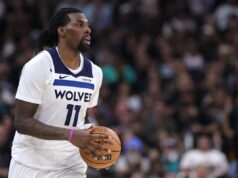 Naz Reid dá um tiro público nos Timberwolves após a eliminação do Spurs Anthony Edwards on bench at Minnesota Timberwolves playoff game