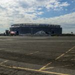 Estacionamento vazio em frente ao MetLife Stadium.