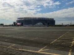 Nenhum estacionamento para espectadores da Copa do Mundo de NJ fez com que o departamento de polícia da cidade próxima emitisse um aviso Estacionamento vazio em frente ao MetLife Stadium.