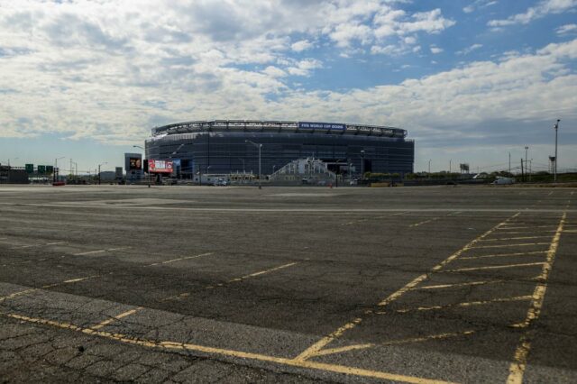 Estacionamento vazio em frente ao MetLife Stadium.