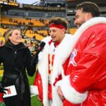 Patrick Mahomes #15 e Travis Kelce #87 do Kansas City Chiefs falam com um repórter da Netflix após o jogo contra o Pittsburgh Steelers no Acrisure Stadium em 25 de dezembro de 2024 em Pittsburgh, Pensilvânia.