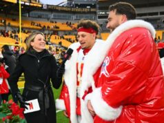 Netflix perto de adquirir mais jogos da NFL – incluindo uma nova noite independente Patrick Mahomes #15 e Travis Kelce #87 do Kansas City Chiefs falam com um repórter da Netflix após o jogo contra o Pittsburgh Steelers no Acrisure Stadium em 25 de dezembro de 2024 em Pittsburgh, Pensilvânia.