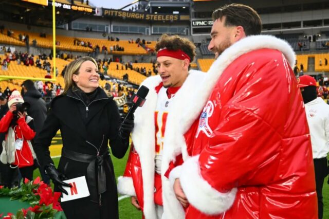 Patrick Mahomes #15 e Travis Kelce #87 do Kansas City Chiefs falam com um repórter da Netflix após o jogo contra o Pittsburgh Steelers no Acrisure Stadium em 25 de dezembro de 2024 em Pittsburgh, Pensilvânia.