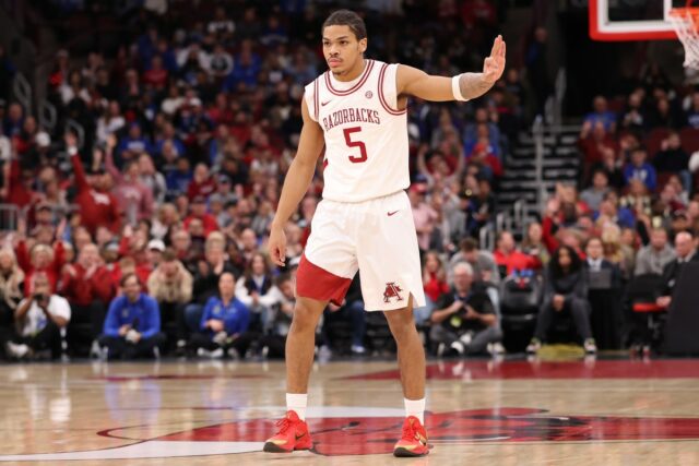 Nets se alinhando para assumir a 'estrela ofensiva' no Draft Darius Acuff Jr. #5 of the Arkansas Razorbacks celebrates a three pointer against the Duke Blue Devils during the first half of the CBS Thanksgiving Classic at the United Center on November 27, 2025 in Chicago, Illinois. (Photo by Michael Reaves/Getty Images)