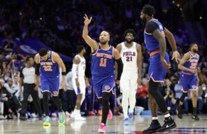 New York Knicks prevê adicionar duas estrelas da UConn no Draft da NBA New York Knicks star Jalen Brunson celebrates during playoffs game against Philadelphia 76ers