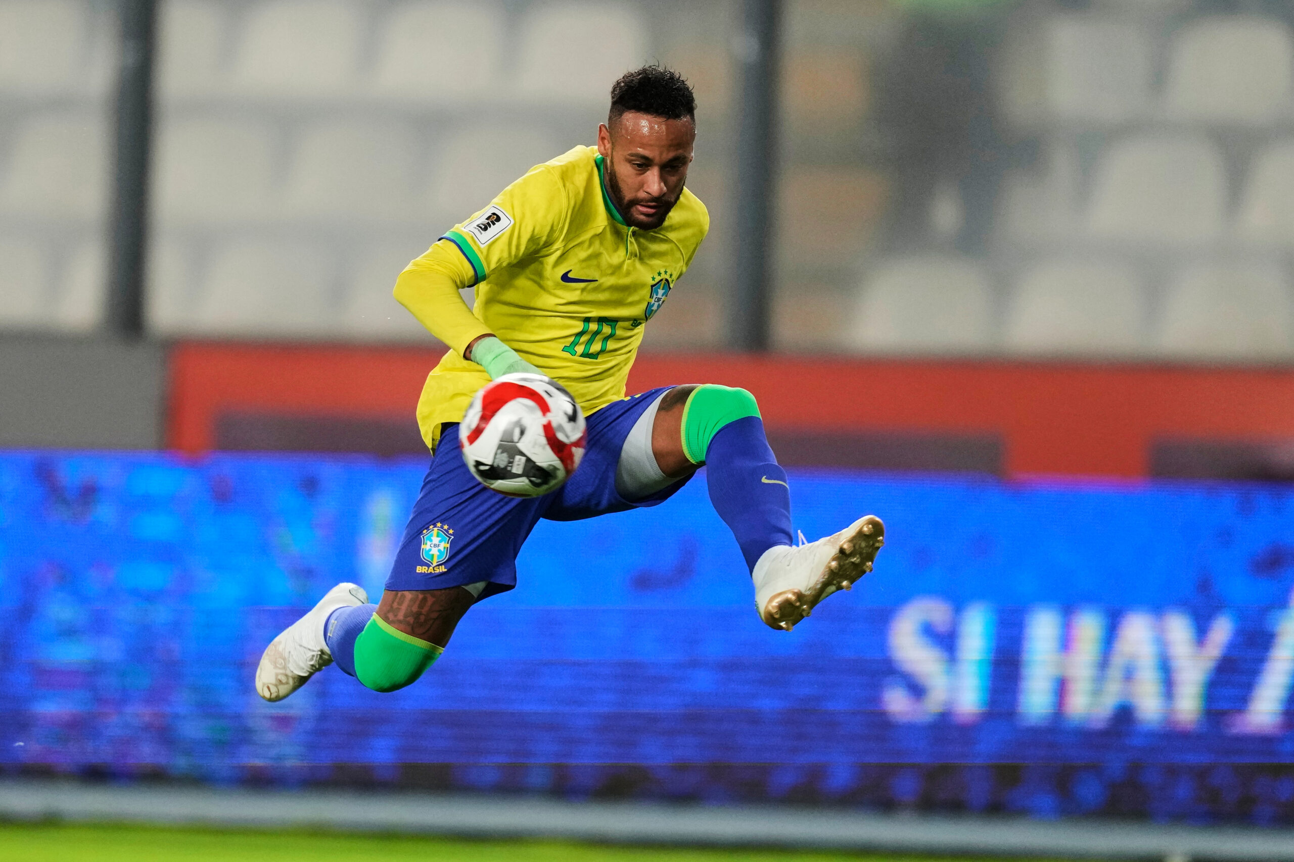 Neymar lesionado, dificilmente estará apto para o primeiro jogo da Copa do Mundo