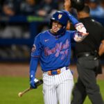 Nick Morabito # 70 do New York Mets observa durante o segundo turno de um jogo Spring Breakout de treinamento de primavera contra o Tampa Bay Rays no Clover Park em 19 de março de 2026 em Port St.