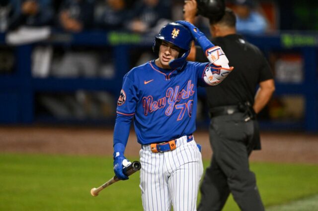 Nick Morabito # 70 do New York Mets observa durante o segundo turno de um jogo Spring Breakout de treinamento de primavera contra o Tampa Bay Rays no Clover Park em 19 de março de 2026 em Port St.