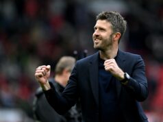 Nicky Butt sugere que o Manchester United poderia fechar um acordo secreto com Michael Carrick Nicky Butt sugere que o Manchester United poderia fechar um acordo secreto com Michael Carrick