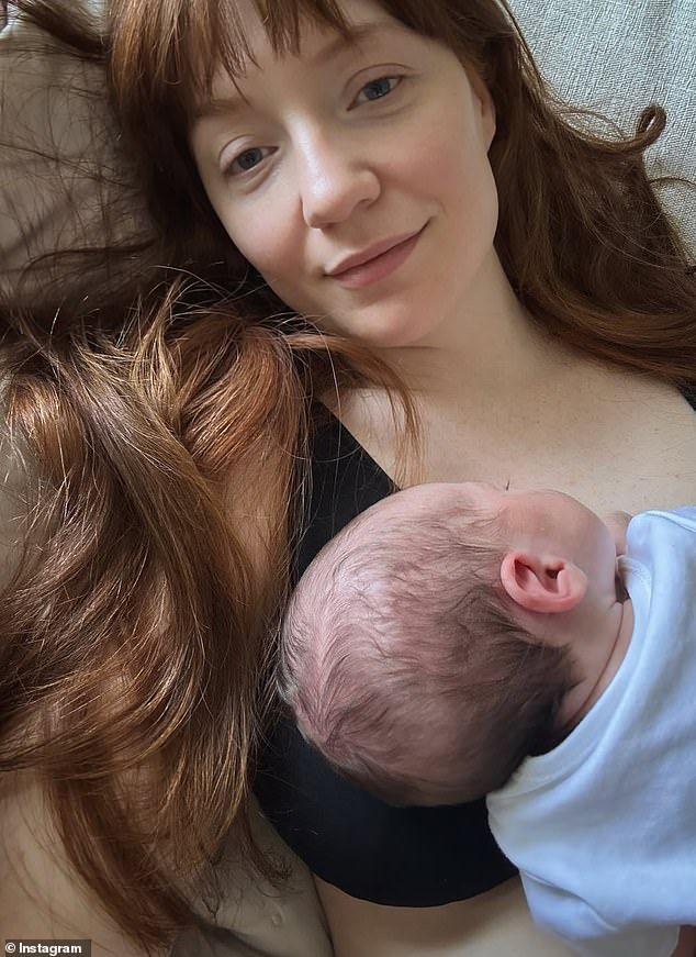 Nicola Roberts, 40, dá à luz! A estrela do Girls Nicola Roberts, 40, dá à luz! A estrela do Girls Aloud anuncia que secretamente deu as boas-vindas ao seu primeiro filho com o noivo Mitch Hahn 'algumas semanas atrás', após uma gravidez difícil