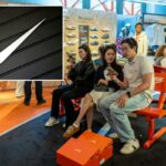 Turistas fazem compras na recém-inaugurada loja da Nike no Soho, Nova York.