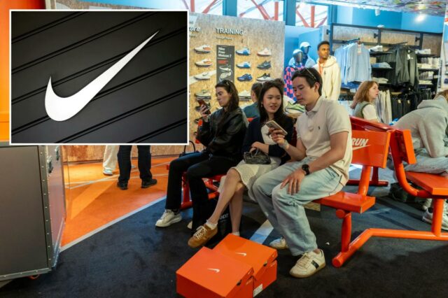 Nike se torna o mais recente varejista processado por clientes Turistas fazem compras na recém-inaugurada loja da Nike no Soho, Nova York.