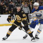 O defensor do Boston Bruins, Nikita Zadorov (91), patina no gelo durante os playoffs da Stanley Cup.