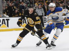 Nikita Zadorov, do Bruins, jogou na série de playoffs com MCL rasgado O defensor do Boston Bruins, Nikita Zadorov (91), patina no gelo durante os playoffs da Stanley Cup.