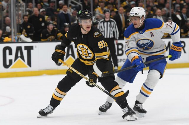 O defensor do Boston Bruins, Nikita Zadorov (91), patina no gelo durante os playoffs da Stanley Cup.